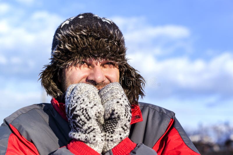 Jeune homme avec le chapeau et la couche tremblant du froid image stock Jeune homme avec le chapeau et la couche tremblant du froid image stock
