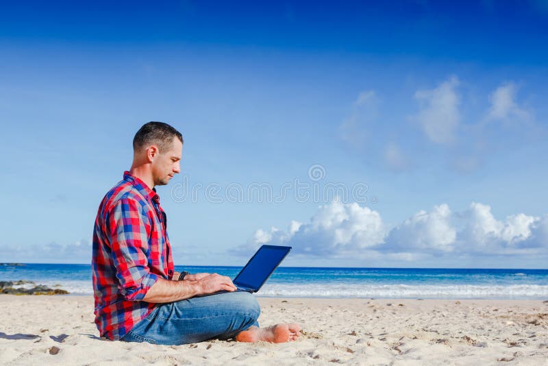 Jeune homme avec le travail d'ordinateur portable extérieur image libre de droits Jeune homme avec le travail d'ordinateur portable extérieur image libre de droits