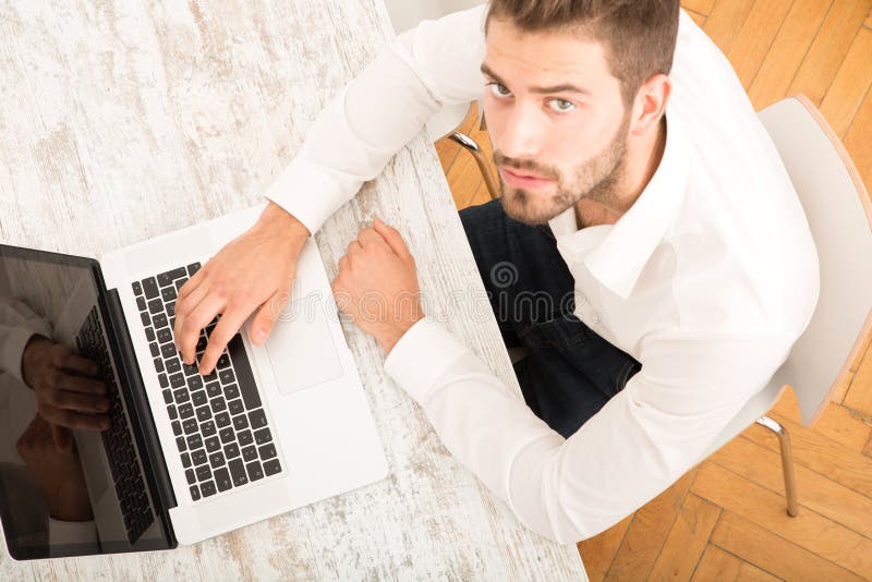 Jeune homme avec un ordinateur portable