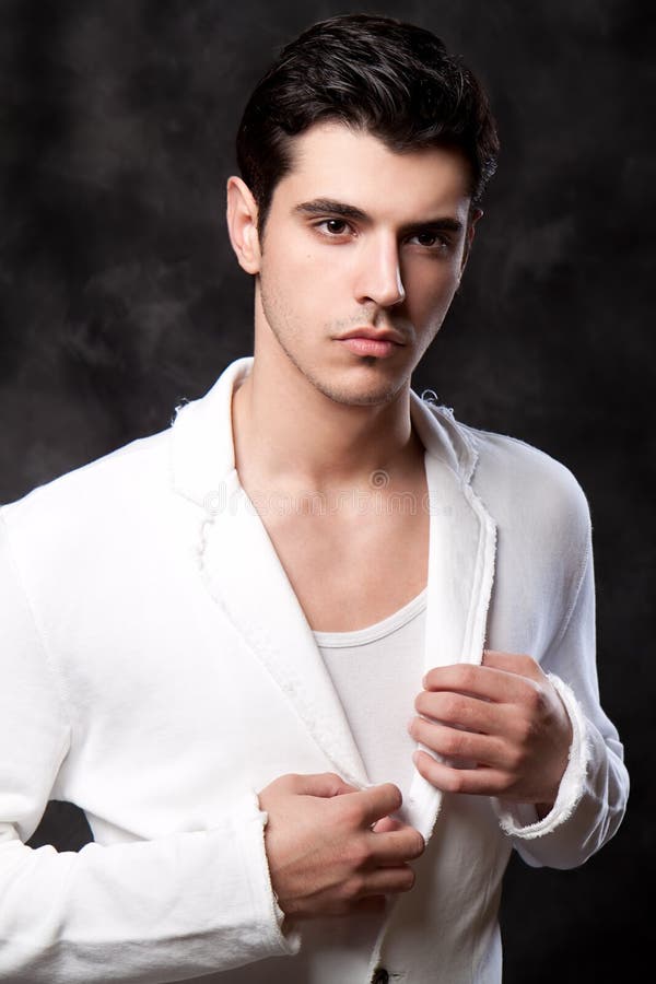 Verticale D'un Jeune Homme Beau Dans Le Torse Nu Photo stock Image du