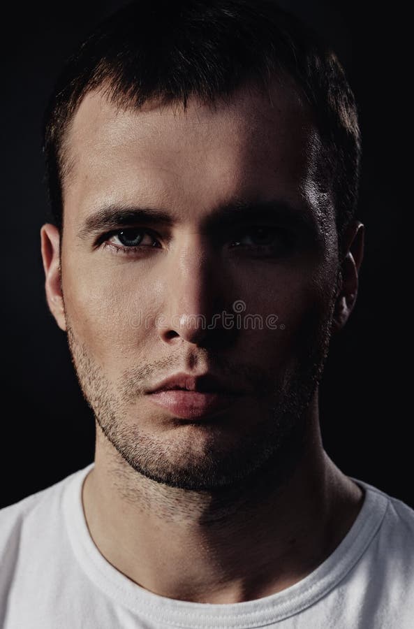 Beau jeune homme photo stock