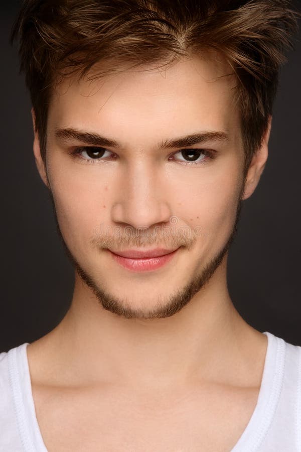 Jeune homme beau photo stock. Image du sain, visage, modèle 14470362