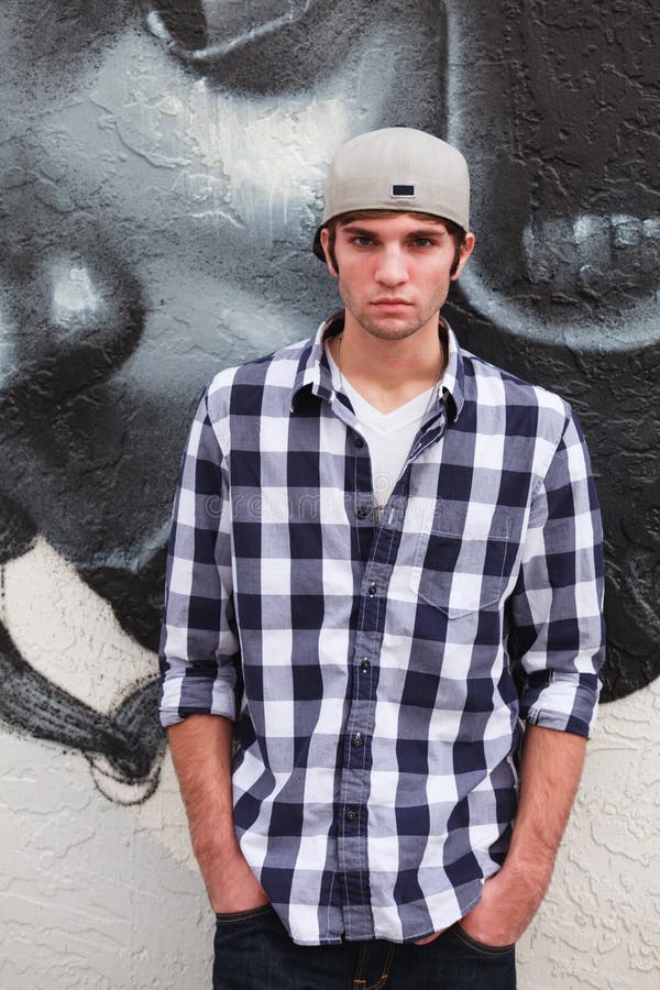 Jeune homme beau image stock. Image du crabot, intense 17220215