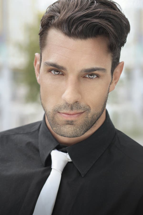 Jeune homme beau photo stock. Image du modèle, directeur 31491676