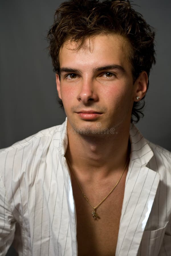 Jeune homme beau photo stock. Image du cheveu, procès 6087126