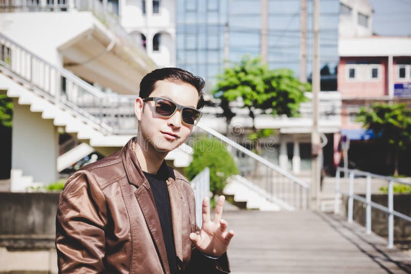 Jeune homme beau avec du charme de portrait Le type attirant regarde image stock Jeune homme beau avec du charme de portrait Le type attirant regarde image stock