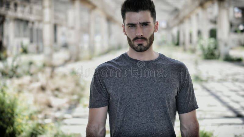 Beau jeune homme dans un entrepôt vide photographie stock