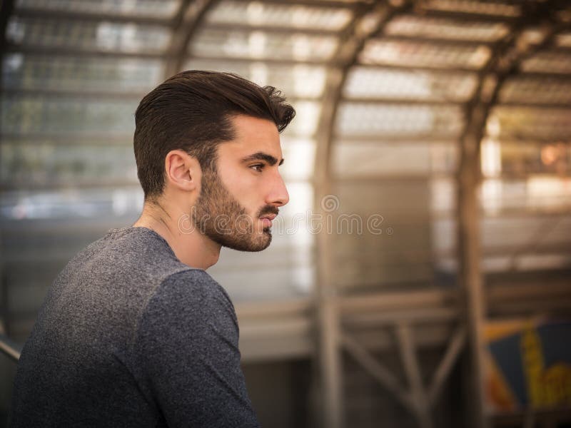 Beau jeune homme dans un bâtiment moderne image stock