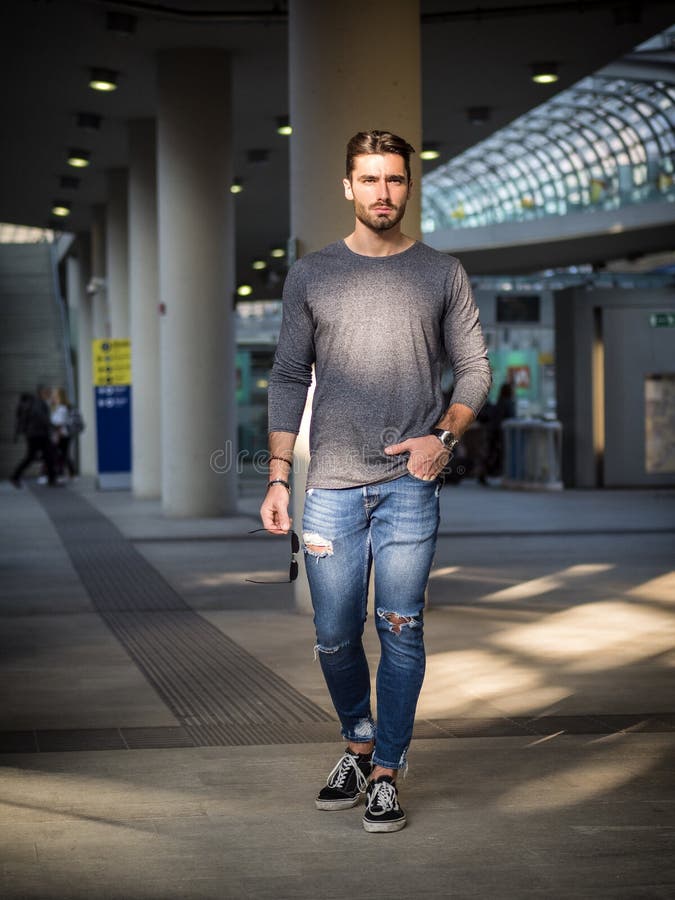 Beau jeune homme dans un bâtiment moderne photographie stock