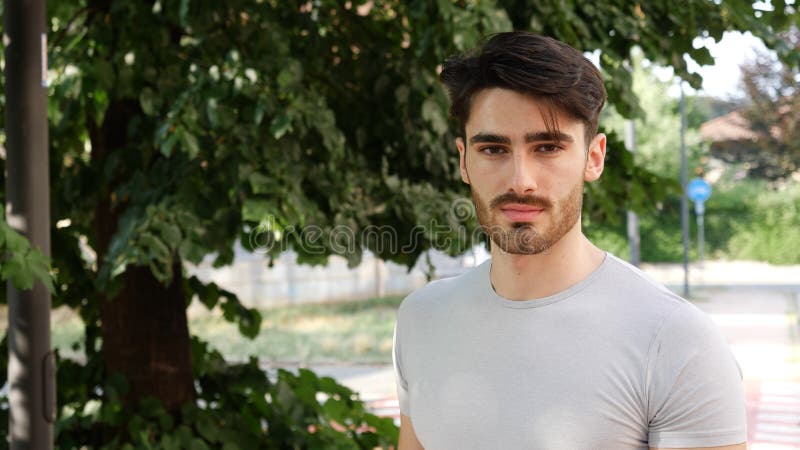 Beau jeune homme en extérieur image libre de droits