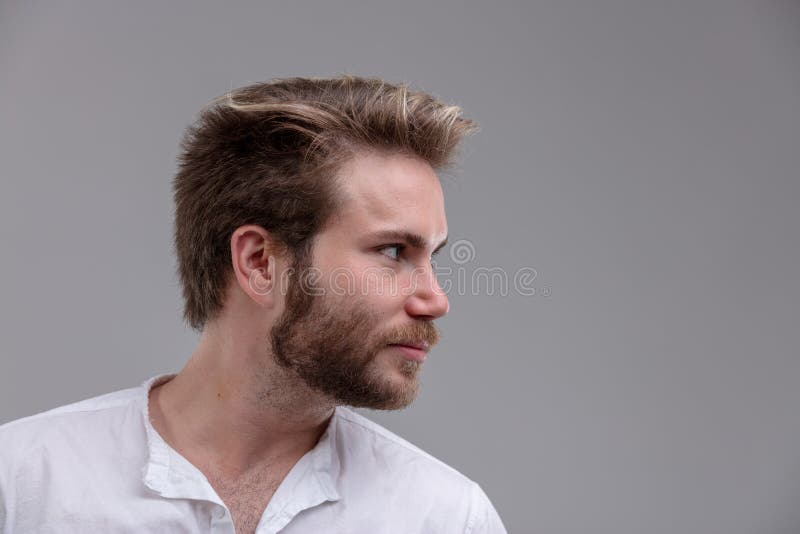 Jeune homme beau intense regardant au côté photos libres de droits Jeune homme beau intense regardant au côté photos libres de droits