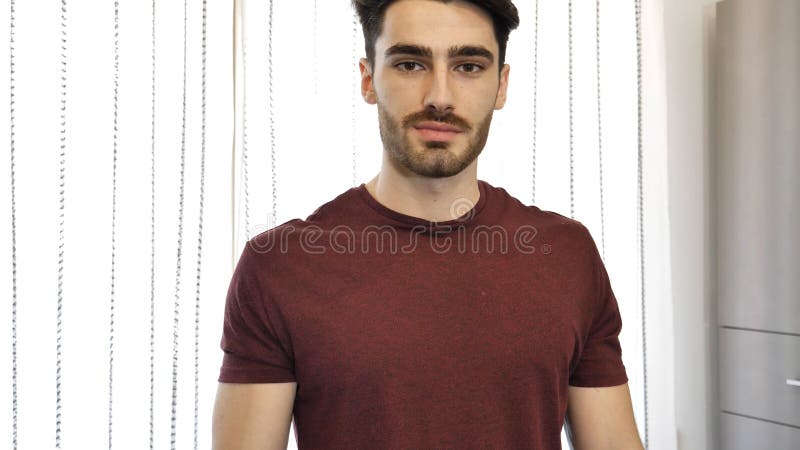 Jeune homme beau se tenant à la maison photo stock Jeune homme beau se tenant à la maison photo stock