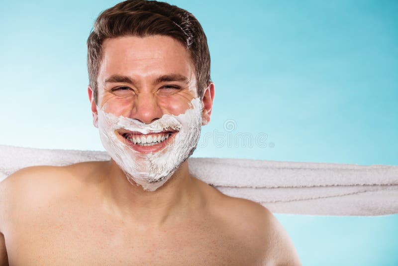 Jeune homme bel heureux avec la mousse de crème à raser images libres de droits Jeune homme bel heureux avec la mousse de crème à raser images libres de droits