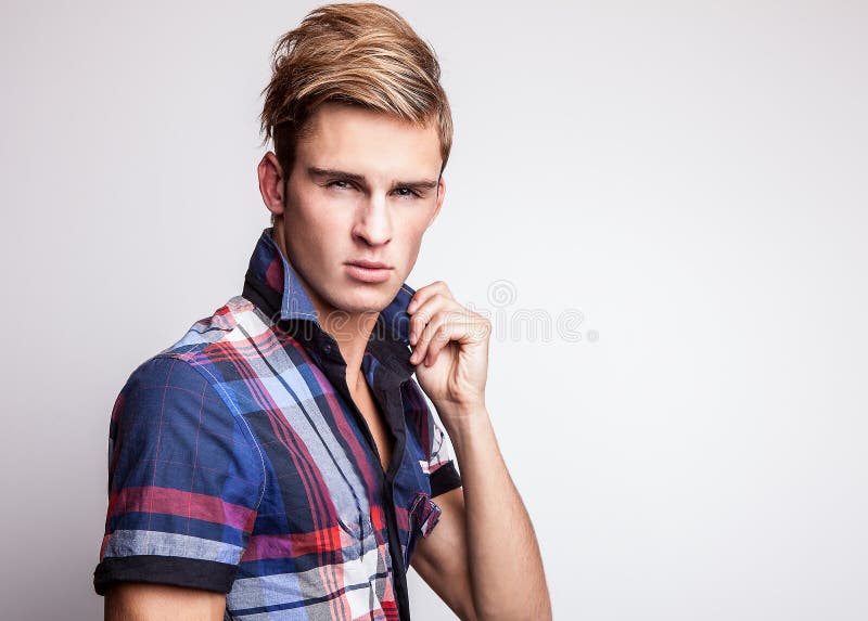 Jeune homme bel élégant. Portrait de mode de studio. photographie stock libre de droits