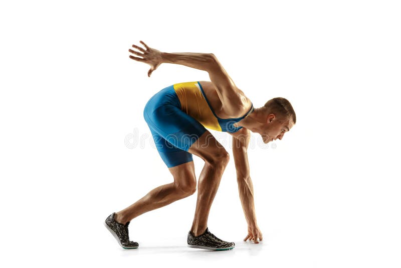 Jeune homme caucasien courant ou pulsant d'isolement sur le fond blanc de studio image stock Jeune homme caucasien courant ou pulsant d'isolement sur le fond blanc de studio image stock