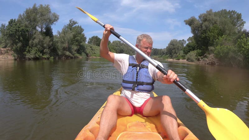 Jeune homme caucasien kayak sur le fleuve ter une journée ensoleillée d'été. La Catalogne en Espagne