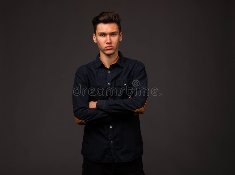 Jeune homme confiant photo libre de droits Jeune homme confiant photo libre de droits