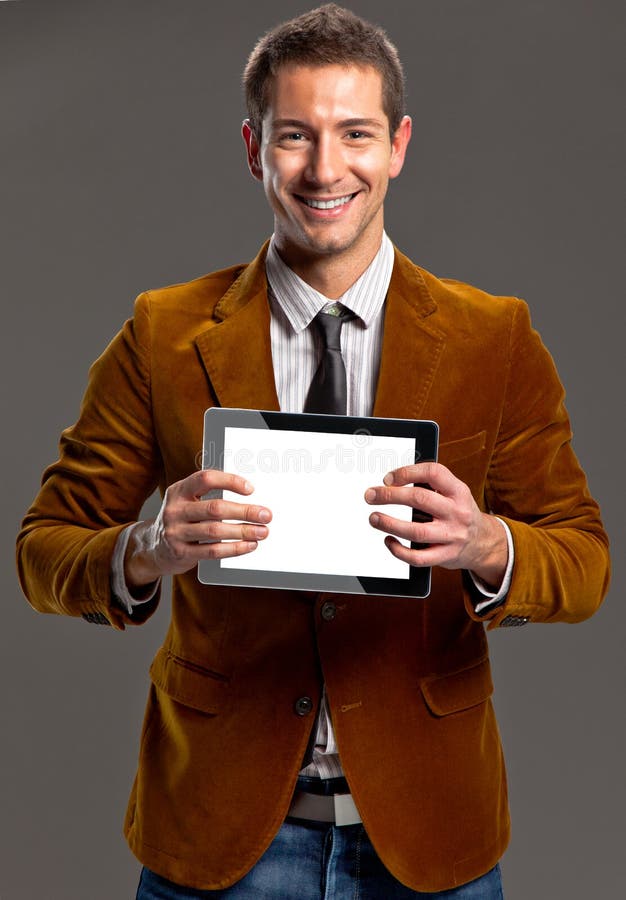 Jeune homme d'affaires affichant un écran de tablette. photographie stock Jeune homme d'affaires affichant un écran de tablette. photographie stock