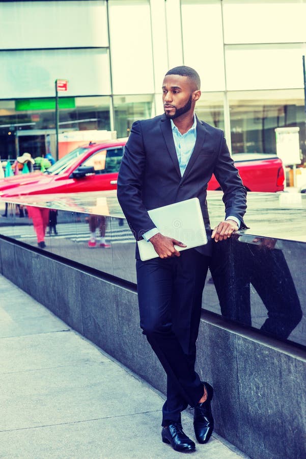 Jeune homme d'affaires d'Afro-américain avec la barbe, cheveux courts Afro, voyageant à New York photographie stock libre de droits Jeune homme d'affaires d'Afro-américain avec la barbe, cheveux courts Afro, voyageant à New York photographie stock libre de droits