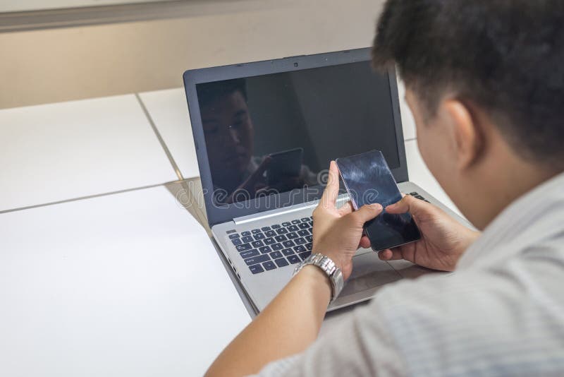 Jeune homme d'affaires asiatique seul travaillant dans le bureau photo stock Jeune homme d'affaires asiatique seul travaillant dans le bureau photo stock