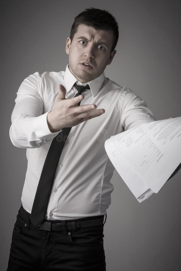 Taille vers le haut de portrait du jeune homme inquiété ayant des problèmes au travail images stock Taille vers le haut de portrait du jeune homme inquiété ayant des problèmes au travail images stock