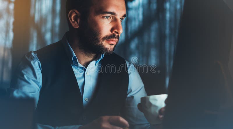 Jeune homme d'affaires barbu travaillant au bureau moderne Regard de pensée d'homme de conseiller dans l'ordinateur de moniteur D photos stock Jeune homme d'affaires barbu travaillant au bureau moderne Regard de pensée d'homme de conseiller dans l'ordinateur de moniteur D photos stock