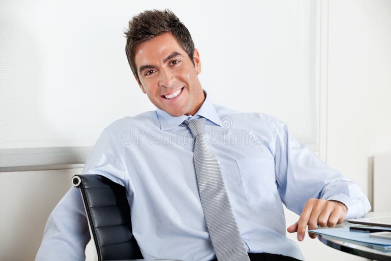 Jeune homme d'affaires beau Smiling image stock Jeune homme d'affaires beau Smiling image stock