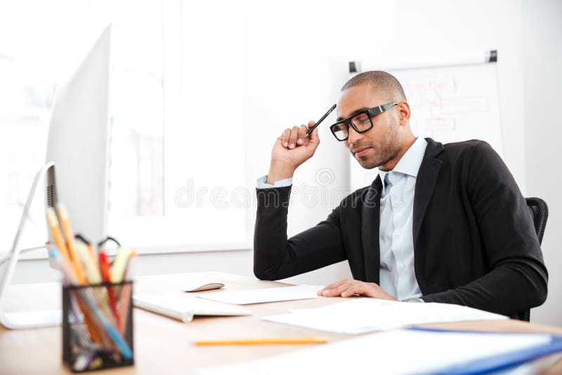 Jeune homme d'affaires bel pensant au travail photographie stock libre de droits Jeune homme d'affaires bel pensant au travail photographie stock libre de droits