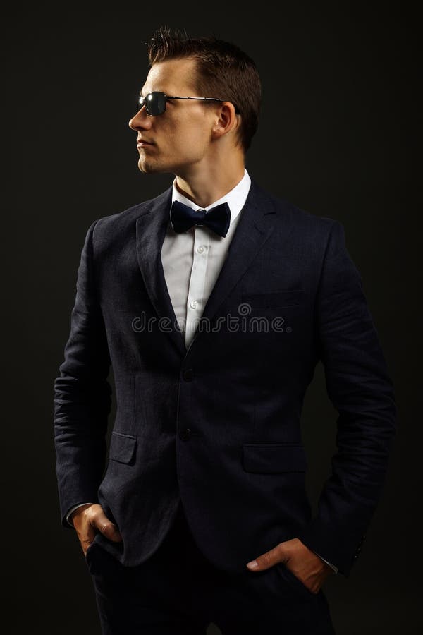 Jeune homme d'affaires dans le costume image libre de droits Jeune homme d'affaires dans le costume image libre de droits