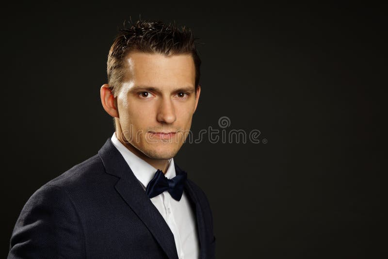 Jeune homme d'affaires dans le costume photo stock Jeune homme d'affaires dans le costume photo stock
