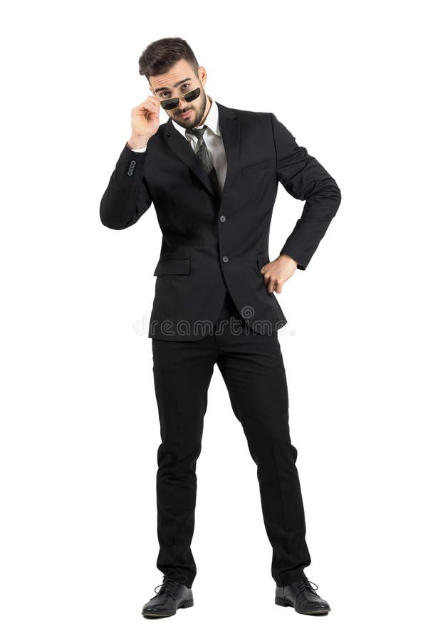 Jeune homme d'affaires de flirt avec le regard au-dessus des lunettes de soleil image libre de droits Jeune homme d'affaires de flirt avec le regard au-dessus des lunettes de soleil image libre de droits
