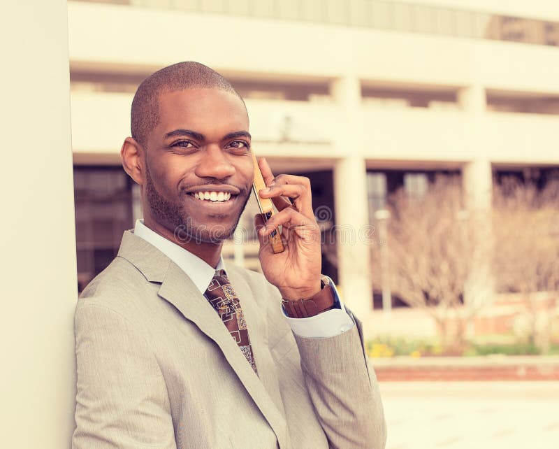Jeune homme d'affaires heureux bel parlant au téléphone portable photos stock Jeune homme d'affaires heureux bel parlant au téléphone portable photos stock