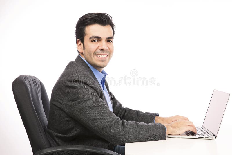 Jeune homme d'affaires heureux travaillant sur l'ordinateur portable image libre de droits Jeune homme d'affaires heureux travaillant sur l'ordinateur portable image libre de droits