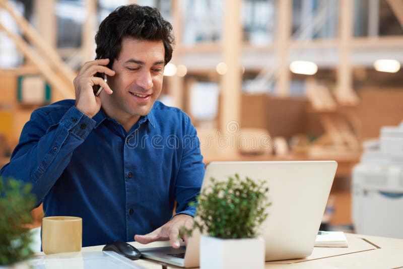 Jeune homme d'affaires occupé dur au travail dans un bureau moderne image libre de droits Jeune homme d'affaires occupé dur au travail dans un bureau moderne image libre de droits