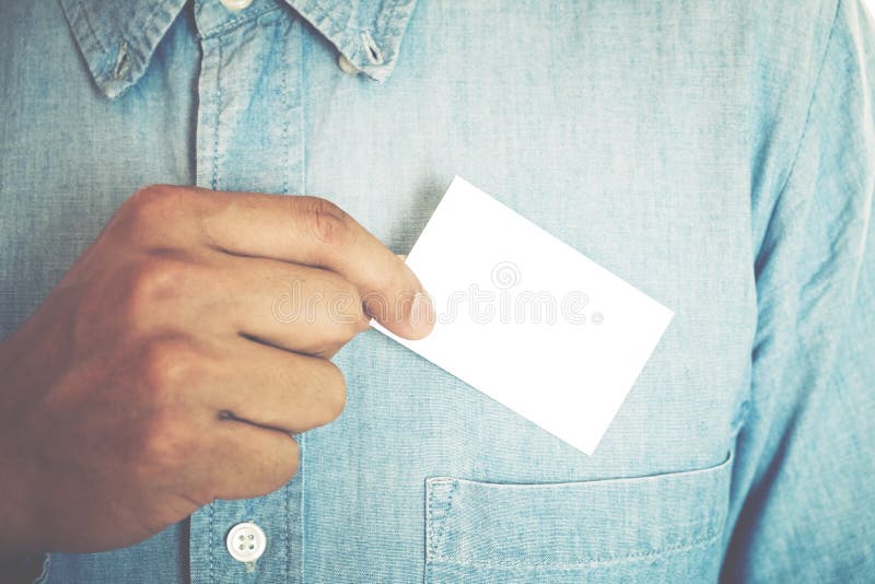 Jeune homme d'affaires tenant la carte de visite professionnelle de visite blanche photo stock Jeune homme d'affaires tenant la carte de visite professionnelle de visite blanche photo stock