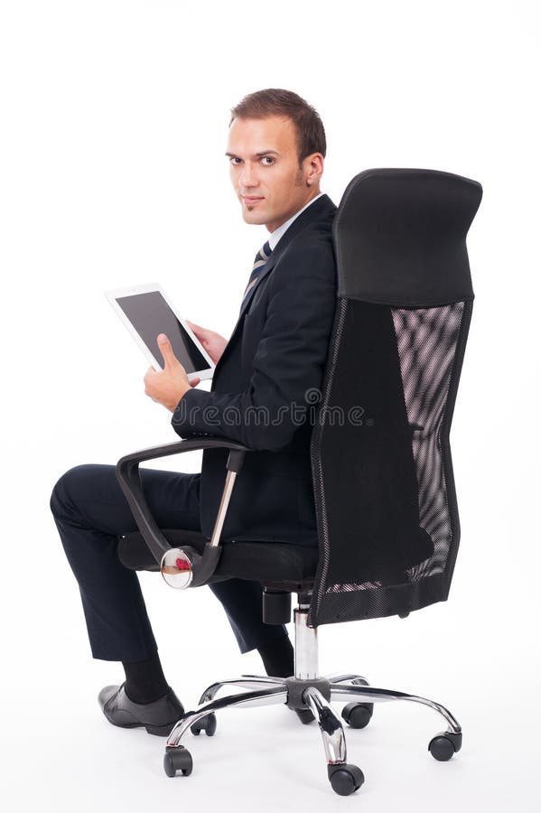 Jeune homme d'affaires à l'aide d'un dispositif d'écran tactile photographie stock Jeune homme d'affaires à l'aide d'un dispositif d'écran tactile photographie stock