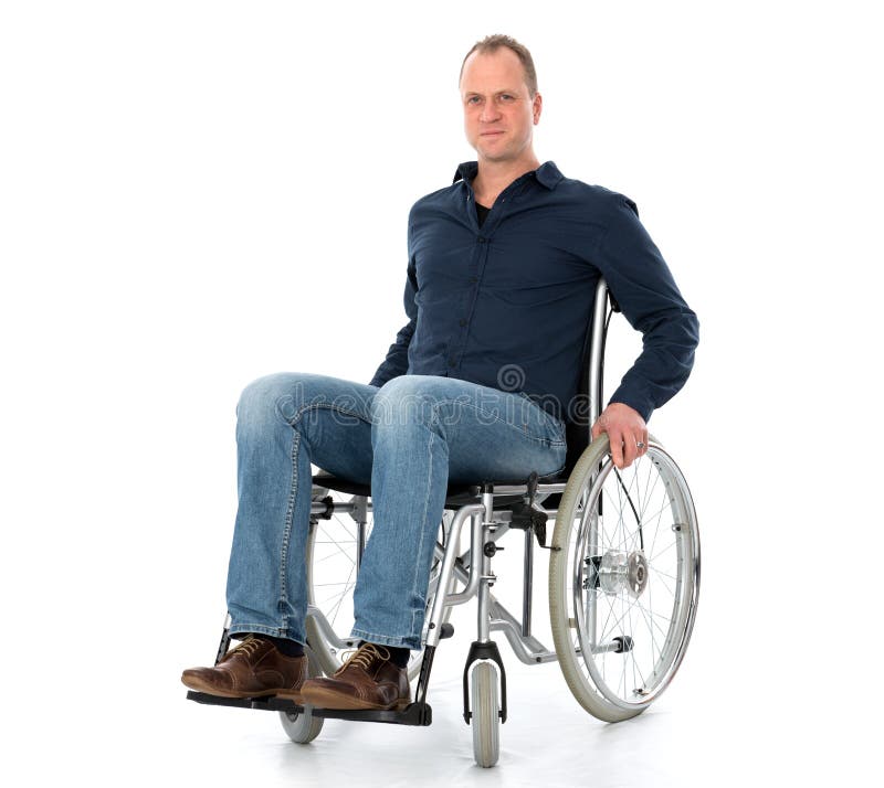 Jeune homme dans le fauteuil roulant