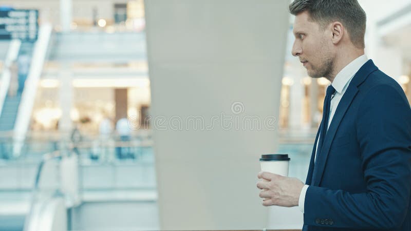 Jeune homme dans le magasin photo stock Jeune homme dans le magasin photo stock