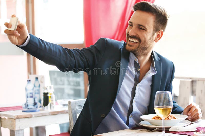 Jeune Homme Dans Le Restaurant Photo stock Image du jeune, type 76169408