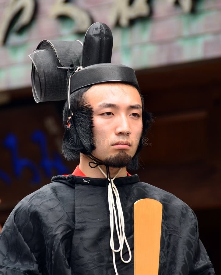 Jeune homme dans le vêtement formel de prêtre de Shinto photo libre de droits Jeune homme dans le vêtement formel de prêtre de Shinto photo libre de droits