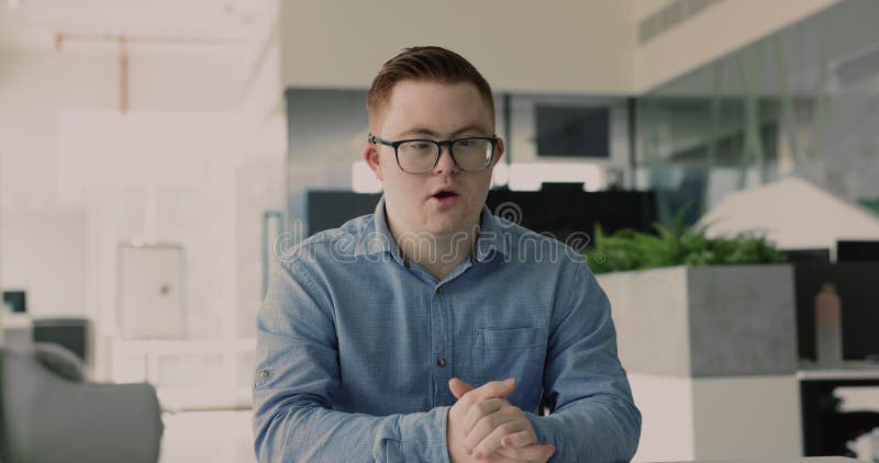 Jeune homme de 25 ans avec le syndrome de down démarrer vidéocall en utilisant l'application banque de vidéos