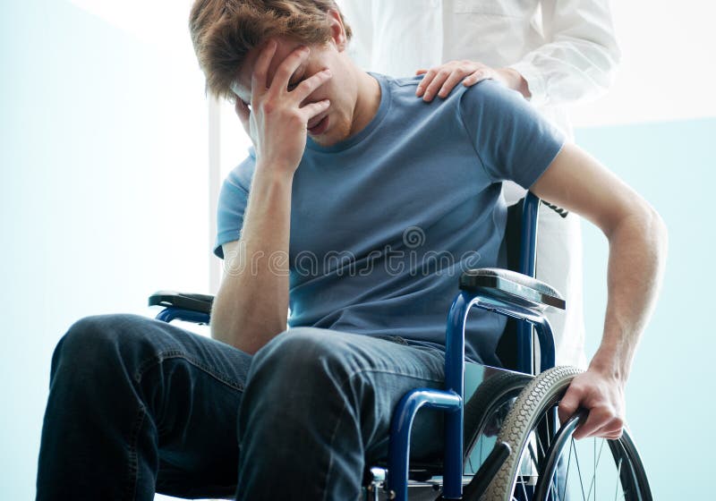 Jeune homme de consolation de docteur s'asseyant dans le fauteuil roulant