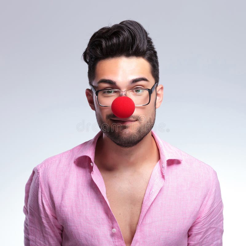 Jeune homme de mode avec un nez rouge photos libres de droits Jeune homme de mode avec un nez rouge photos libres de droits