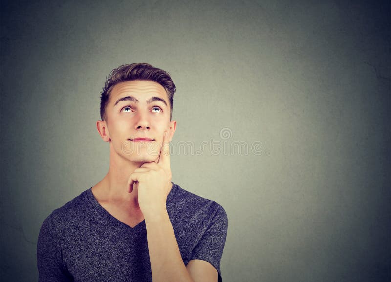 Jeune homme de pensée sur la rêverie grise images stock