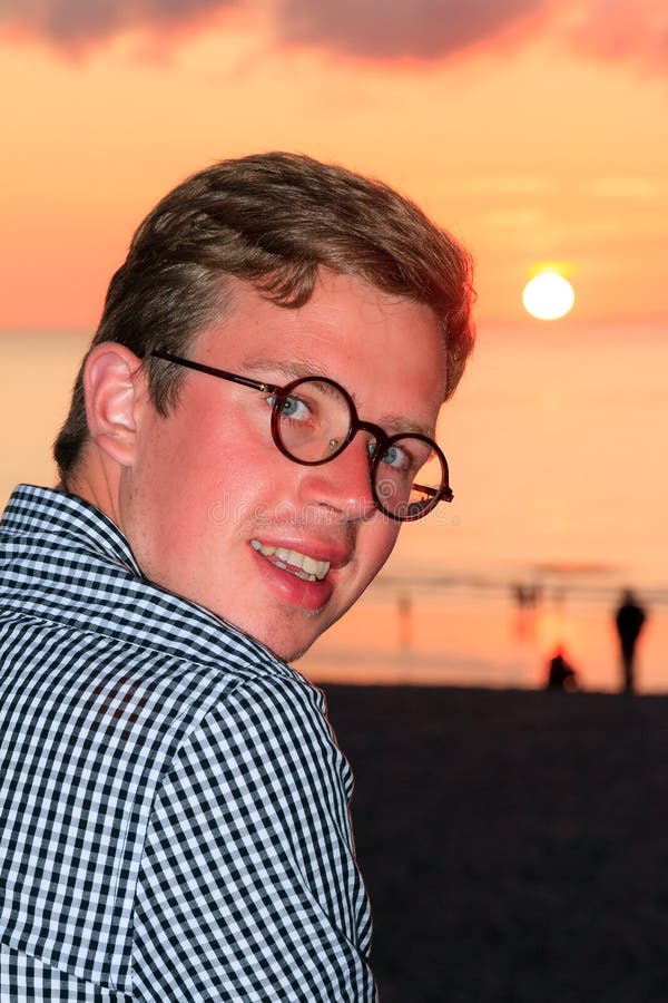 Jeune homme de portrait de coucher du soleil photos libres de droits Jeune homme de portrait de coucher du soleil photos libres de droits