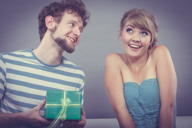 Jeune homme donnant le boîte-cadeau de femme photo stock Jeune homme donnant le boîte-cadeau de femme photo stock