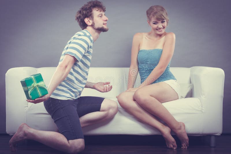 Jeune homme donnant le boîte-cadeau de femme image stock Jeune homme donnant le boîte-cadeau de femme image stock