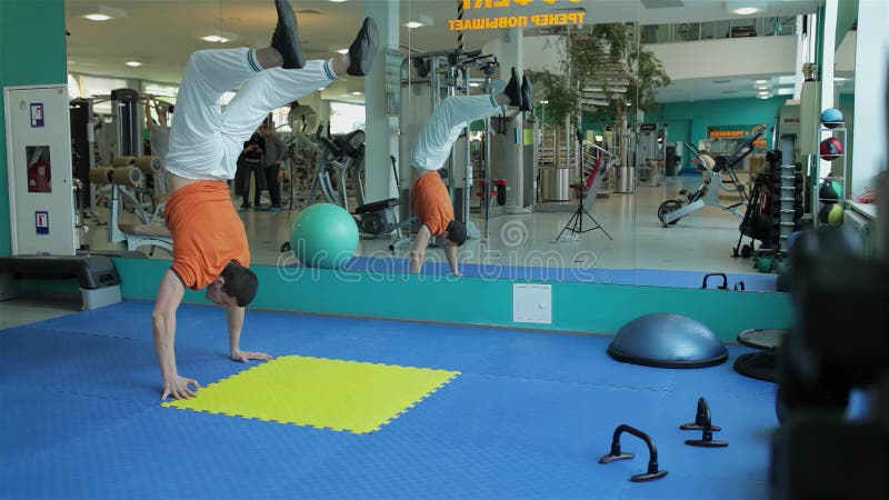 Jeune homme dynamique effectuant un exercice à main clips vidéos