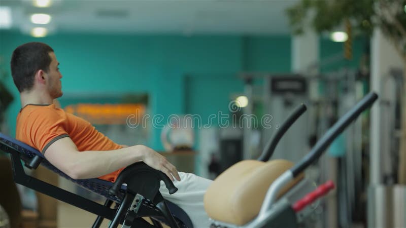 Jeune homme dévoué effectuant des exercices de renforcement en arrière banque de vidéos