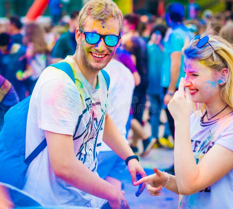 Jeune homme en verres avec la poudre de holi sur son visage photos stock Jeune homme en verres avec la poudre de holi sur son visage photos stock
